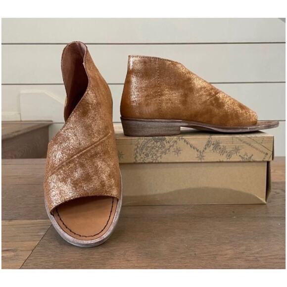Free People Women’s Sz 8.5 Metallic Tan Sandals Mont Blanc Leather Cutout Flats - Picture 1 of 10
